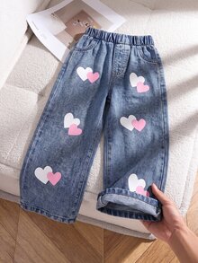 SHEIN 女童牛仔褲，四季新款，可愛俏皮設計，中藍色水洗牛仔布搭配粉色+白色對比愛心印花與雪花洗水效果，時尚寬鬆直筒寬腿版型，柔軟舒適面料，適合日常穿著、外出、聚會等多種場合，四季新款女童牛仔褲 - 中等水洗藍 - 查看 3