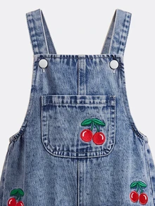 SHEIN Genkimix Kids 女童牛仔吊帶褲，四季新款，可愛俏皮復古中藍色，前口袋設計配紅色櫻桃刺繡，時尚直筒寬鬆版型，柔軟舒適面料，百搭風格適合度假與各種場合，四季新款女童牛仔吊帶褲 - 中等水洗藍 - 查看 3