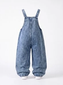SHEIN Genkimix Kids 女童牛仔吊帶褲，四季新款，可愛俏皮復古中藍色，前口袋設計配紅色櫻桃刺繡，時尚直筒寬鬆版型，柔軟舒適面料，百搭風格適合度假與各種場合，四季新款女童牛仔吊帶褲 - 中等水洗藍 - 查看 2