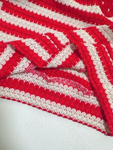 SHEIN 2件組幼女衛衣牛仔褲套裝，甜美紅白色草莓刺繡長袖圓領常規款，秋季公主風舒適條紋度假派對裝 - 紅色 - 查看 3