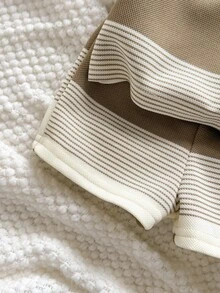 SHEIN 新生儿两件套彩色条纹针织柔软圆领短袖套头衫和松紧腰短裤套装 - 彩色 - 查看 6