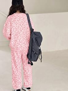 粉色時尚豹紋拼接 NYC 字母圖案，年輕女孩休閒柔軟舒適寬鬆圓領套頭衛衣與慢跑褲 2 件套，適合秋冬日常、運動、外出、返校、音樂節，美式街頭風，甜酷慵懶隨性時尚 - 彩色 - 查看 2