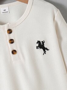 SHEIN 男童圓領T恤，對比色鈕扣裝飾，胸前刺繡Logo，舒適休閒時尚百搭，適合街頭、運動、戶外、派對、返校，秋季穿著 - 米色 - 查看 4