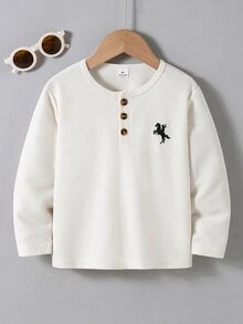 SHEIN 男童圓領T恤，對比色鈕扣裝飾，胸前刺繡Logo，舒適休閒時尚百搭，適合街頭、運動、戶外、派對、返校，秋季穿著 - 米色 - 查看 1
