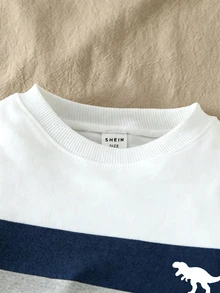 SHEIN Genkimix Kids 小男孩休閒運動衫，恐龍圖案印花白色多色對比條紋圓領套頭上衣，秋季上衣，秋季服飾 - 白色 - 查看 3