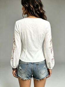 Glimmora 法式度假波希米亞風復古刺繡交叉V領亞麻女式襯衫，收腰扭結燈籠長袖上衣 - 白色 - 查看 4