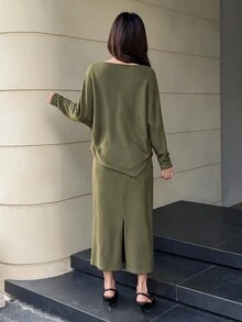 Heiryn طقم نسائي من قطعتين بلون موحد، توب بأكمام خفاشية وتنورة - أخضر عسكري - مشاهدة 7