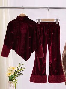 SHEIN Elladie kids 2件組女孩優雅氛圍風，酒紅色毛絨底布搭配蝴蝶結壓紋，高領長袖上衣配毛絨飾邊袖口，同材質喇叭褲配毛絨飾邊褲腳，精緻兩件套套裝，適合假日派對、外出，秋冬套裝 - 酒紅色 - 查看 2
