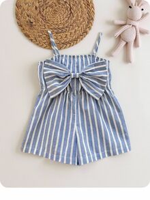 SHEIN LMoss Kids Babygirl 可爱休闲夏季蓝白条纹蝴蝶结装饰细肩带连体衣 - 藍色 - 查看 5