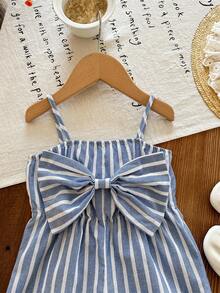 SHEIN LMoss Kids Babygirl 可爱休闲夏季蓝白条纹蝴蝶结装饰细肩带连体衣 - 藍色 - 查看 3