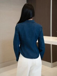 Nelanie Turli 女士休闲日常通勤刺绣喇叭袖纽扣修身牛仔衬衫，春秋季西部时尚牛仔荷叶边衬衫，喇叭袖配金色细节，冬季圣诞节新年感恩节优雅派对 - 深色水洗藍 - 查看 3