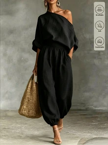 SHEIN Holidaya 女款春夏慵懶紋理不對稱單肩休閒兩件套，不對稱單肩設計搭配寬鬆落肩短袖上衣，高腰鬆緊收口燈籠褲，同色紋理面料營造隨性氛圍，適合日常通勤、休閒出遊、居家穿著等多場合，女款單肩休閒兩件套，紋理寬鬆套裝，不對稱設計上衣 + 收口長褲，慵懶夏季套裝 - 黑色 - 查看 5