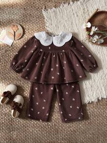 SHEIN Playful Pals 2件組幼女上衣褲子套裝，甜美棕色花卉蕾絲荷葉邊燈芯絨長袖彼得潘領，婚禮賓客秋季假期優雅風 - 棕色 - 查看 2