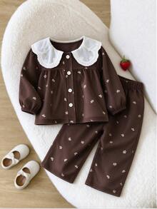SHEIN Playful Pals 2件組幼女上衣褲子套裝，甜美棕色花卉蕾絲荷葉邊燈芯絨長袖彼得潘領，婚禮賓客秋季假期優雅風 - 棕色 - 查看 1