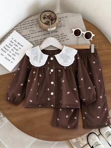 SHEIN Playful Pals 2件組幼女上衣褲子套裝，甜美棕色花卉蕾絲荷葉邊燈芯絨長袖彼得潘領，婚禮賓客秋季假期優雅風 - 棕色 - 查看 4