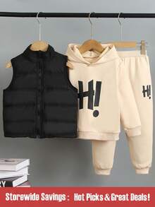 SHEIN 幼童男孩 3 件套可愛 HI 字母連帽衛衣、運動長褲與黑色羽絨背心外套套裝，適合上學日常穿著、週末旅行與戶外玩耍 - 卡其色 - 查看 1