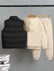 SHEIN 幼童男孩 3 件套可愛 HI 字母連帽衛衣、運動長褲與黑色羽絨背心外套套裝，適合上學日常穿著、週末旅行與戶外玩耍 - 卡其色 - 查看 2