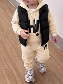 SHEIN 幼童男孩 3 件套可愛 HI 字母連帽衛衣、運動長褲與黑色羽絨背心外套套裝，適合上學日常穿著、週末旅行與戶外玩耍 - 卡其色 - 查看 3