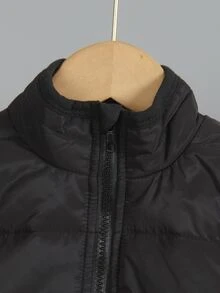 SHEIN 幼童男孩 3 件套可愛 HI 字母連帽衛衣、運動長褲與黑色羽絨背心外套套裝，適合上學日常穿著、週末旅行與戶外玩耍 - 卡其色 - 查看 7