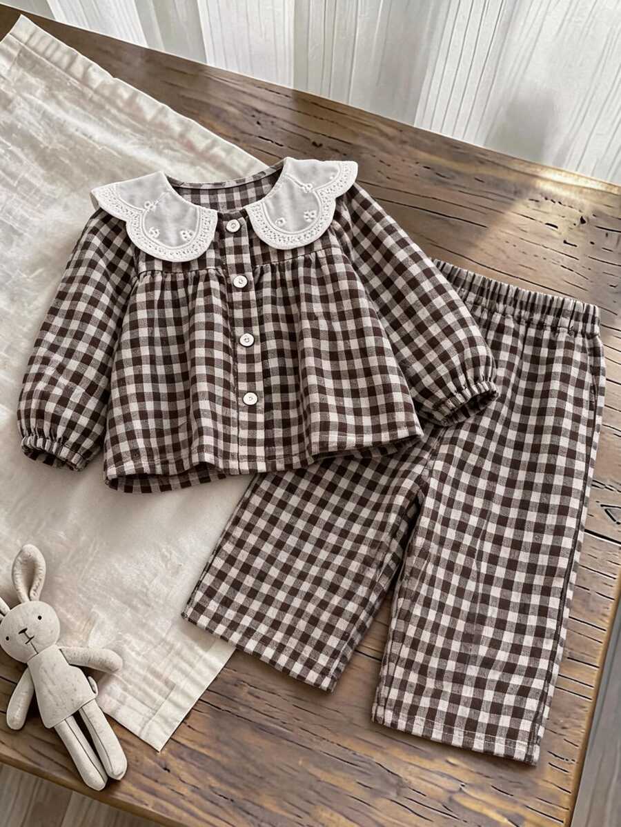 SHEIN 2件組幼女上衣+長褲套裝,甜美學院風棕色格紋蕾絲領泡泡袖圓領常規款,適合派對、婚禮、秋季、Navidad、聖誕節,鈕扣設計 - 棕色 - 查看 1