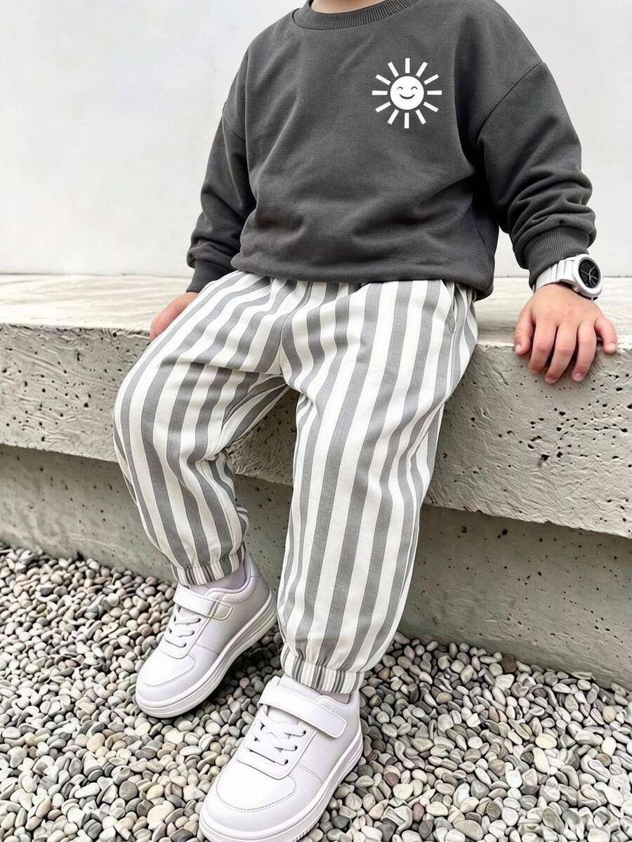 SHEIN 2件組小男孩套裝,可愛太陽圖案落肩運動衫搭配直條紋慢跑長褲,街頭風運動休閒套裝,秋季套裝 - 灰色 - 查看 1