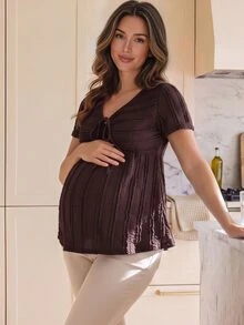 GentleRue Maternity 女款孕婦V領短袖棕色上衣，提花針織扭轉前襟T恤，休閒夏季時尚荷葉邊上衣，適合嬰兒洗禮派對，極簡風 - 棕色 - 查看 2
