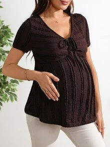 GentleRue Maternity 女款孕婦V領短袖棕色上衣，提花針織扭轉前襟T恤，休閒夏季時尚荷葉邊上衣，適合嬰兒洗禮派對，極簡風 - 棕色 - 查看 4