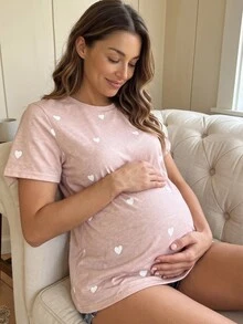 GentleRue Maternity قميص كاجوال قصير الأكمام بياقة دائرية مطبوع عليه قلب للحوامل - وردي مغبر - مشاهدة 3
