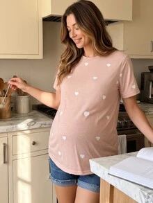 GentleRue Maternity قميص كاجوال قصير الأكمام بياقة دائرية مطبوع عليه قلب للحوامل - وردي مغبر - مشاهدة 2