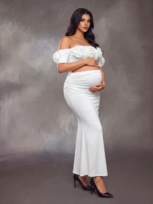 Cheriluna Maternity طقم حمل مقاس كبير من قطعتين، بدون أكتاف، أكمام أمامية مبالغ فيها مع ديكور زهور ثلاثية الأبعاد، تصميم خصر منخفض بطبقتين، حافة ضيقة، ذيل سمكة منسوج أبيض - أبيض - مشاهدة 3