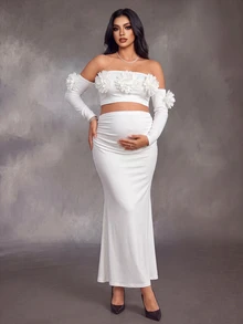 Cheriluna Maternity طقم حمل مقاس كبير من قطعتين، بدون أكتاف، أكمام أمامية مبالغ فيها مع ديكور زهور ثلاثية الأبعاد، تصميم خصر منخفض بطبقتين، حافة ضيقة، ذيل سمكة منسوج أبيض - أبيض - مشاهدة 4