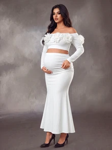 Cheriluna Maternity طقم حمل مقاس كبير من قطعتين، بدون أكتاف، أكمام أمامية مبالغ فيها مع ديكور زهور ثلاثية الأبعاد، تصميم خصر منخفض بطبقتين، حافة ضيقة، ذيل سمكة منسوج أبيض - أبيض - مشاهدة 2