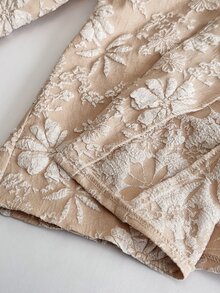 Elenzga Áo blouse ôm dáng thanh lịch size lớn màu mơ họa tiết hoa, tay dài, cổ đứng, cài nút ếch - Màu be - Xem 7