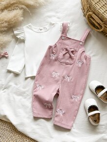 SHEIN 女嬰2件套，包含白色圓領長袖上衣與粉色工裝褲，適合春秋穿著。荷葉邊袖上衣活潑有趣，呈現甜美可愛風格。吊帶褲布滿蝴蝶結圖案，展現清新田園休閒外觀 - 淺粉色 - 查看 5