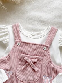 SHEIN 女嬰2件套，包含白色圓領長袖上衣與粉色工裝褲，適合春秋穿著。荷葉邊袖上衣活潑有趣，呈現甜美可愛風格。吊帶褲布滿蝴蝶結圖案，展現清新田園休閒外觀 - 淺粉色 - 查看 7