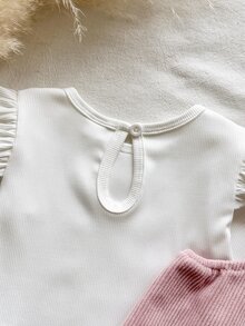 SHEIN 女嬰2件套，包含白色圓領長袖上衣與粉色工裝褲，適合春秋穿著。荷葉邊袖上衣活潑有趣，呈現甜美可愛風格。吊帶褲布滿蝴蝶結圖案，展現清新田園休閒外觀 - 淺粉色 - 查看 8
