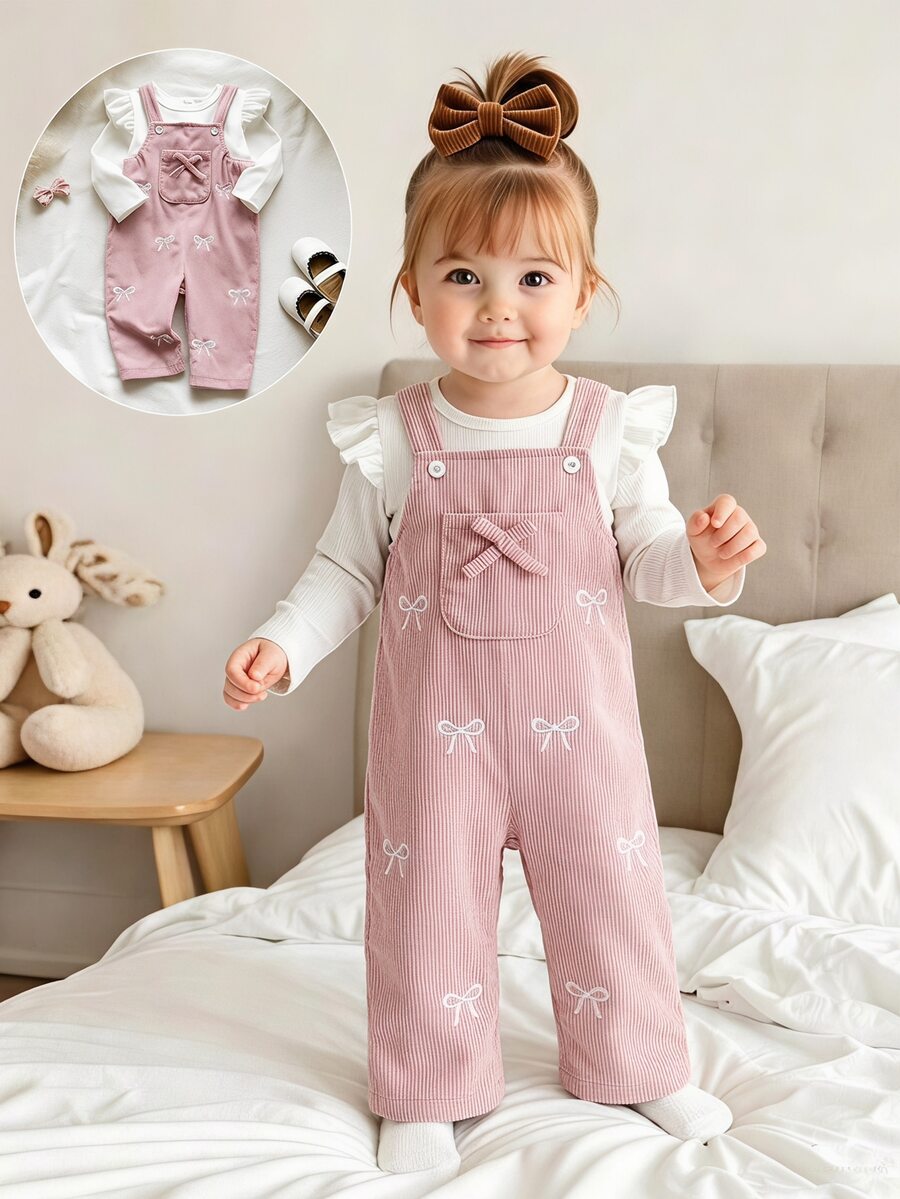 SHEIN 女嬰2件套，包含白色圓領長袖上衣與粉色工裝褲，適合春秋穿著。荷葉邊袖上衣活潑有趣，呈現甜美可愛風格。吊帶褲布滿蝴蝶結圖案，展現清新田園休閒外觀