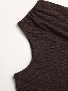SHEIN 这款少女深棕色不对称肩部修身长裙，采用针织提花面料，不对称肩部褶皱设计，饰以金色海星，面料柔软，适合多个季节穿着。修身褶皱款式，优雅的装饰细节，适合半正式/社交场合。版型优美宽松，易于搭配和打理，打造温柔妩媚的少女造型。 - 咖啡棕 - 查看 4