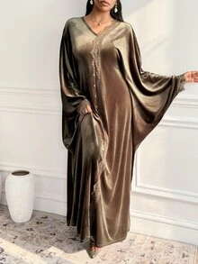 Veilorie فستان نسائي أنيق طويل جداً بلون موحد مع تفاصيل دانتيل متباينة وأكمام خفاشية - بني - مشاهدة 6