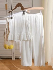 SHEIN 这款少女两件套包含一件时尚休闲的度假风粉色针织弹力上衣和吊带背心，搭配宽松直筒裤。上衣胸前饰有精致的提花织带，下摆带有荷叶边，营造出甜美复古的风格。面料舒适弹力，垂感极佳。适合日常穿着、派对以及春夏穿着，是各种场合的完美之选。 - 白色 - 查看 2