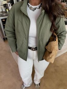 Easura 女款大尺碼春秋單件立領彎弧開衩口袋下擺抽繩短夾克，極簡通勤休閒戶外防風外套 - 綠色 - 查看 7