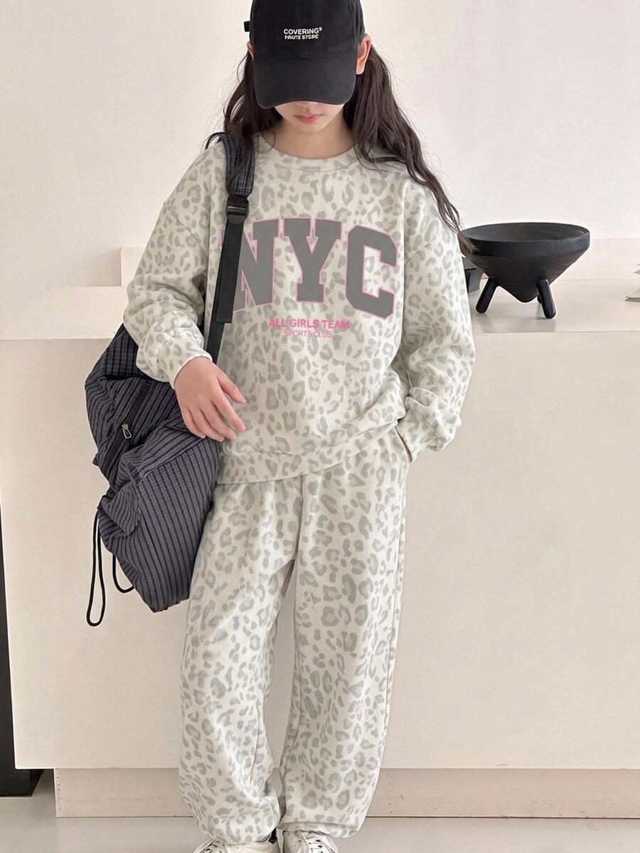 SHEIN 美式街頭風灰色調時尚豹紋運動拼接字母NYC圖案女童休閒套裝 2件組,柔軟舒適寬鬆圓領套頭衛衣+慢跑長褲,適合秋冬日常、運動、出遊、開學季、音樂節,甜酷慵懶風,加厚抓毛內裡 - 彩色 - 查看 1
