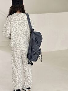 SHEIN 美式街頭風灰色調時尚豹紋運動拼接字母NYC圖案女童休閒套裝 2件組，柔軟舒適寬鬆圓領套頭衛衣＋慢跑長褲，適合秋冬日常、運動、出遊、開學季、音樂節，甜酷慵懶風，加厚抓毛內裡 - 彩色 - 查看 2