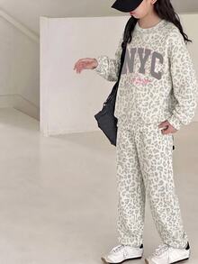 SHEIN 美式街頭風灰色調時尚豹紋運動拼接字母NYC圖案女童休閒套裝 2件組，柔軟舒適寬鬆圓領套頭衛衣＋慢跑長褲，適合秋冬日常、運動、出遊、開學季、音樂節，甜酷慵懶風，加厚抓毛內裡 - 彩色 - 查看 3