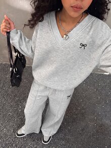 SHEIN 女童秋冬休閒返校穿著 抓絨內裡加厚寬鬆大碼 V 領蝴蝶結印花長袖套頭運動衫與寬腿百褶運動長褲 2 件套，花卉灰色 - 淺灰色 - 查看 4