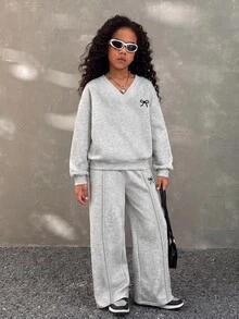 SHEIN 女童秋冬休閒返校穿著 抓絨內裡加厚寬鬆大碼 V 領蝴蝶結印花長袖套頭運動衫與寬腿百褶運動長褲 2 件套，花卉灰色 - 淺灰色 - 查看 6