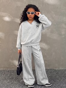 SHEIN 女童秋冬休閒返校穿著 抓絨內裡加厚寬鬆大碼 V 領蝴蝶結印花長袖套頭運動衫與寬腿百褶運動長褲 2 件套，花卉灰色 - 淺灰色 - 查看 3