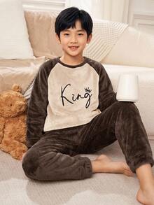SHEIN Little Byeori 兒童 2 件組大童男孩拼色字母刺繡毛絨布家居服套裝 秋季 - 棕色 - 查看 1