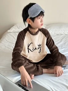 SHEIN Little Byeori 兒童 2 件組大童男孩拼色字母刺繡毛絨布家居服套裝 秋季 - 棕色 - 查看 4