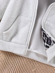 Elladie kids 兒童灰色連帽拉鍊外套，整體灰色休閒衛衣搭配豹紋對比設計內裡。全開襟拉鍊方便穿脫；胸前飾有3D刺繡Logo，白色羅紋袖口與下擺配對比色，前方大캥格魯口袋，簡約休閒風格，秋冬新款校服，適合日常穿著與外出 - 灰色 - 查看 8